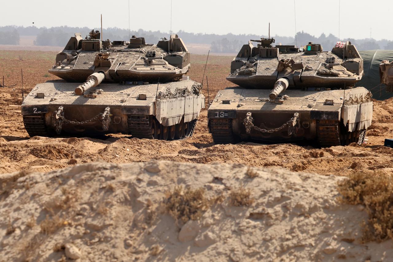 Israeli army tanks take position at the border between Israel and the Gaza Strip on May 22, 2025. (AFP Photo)