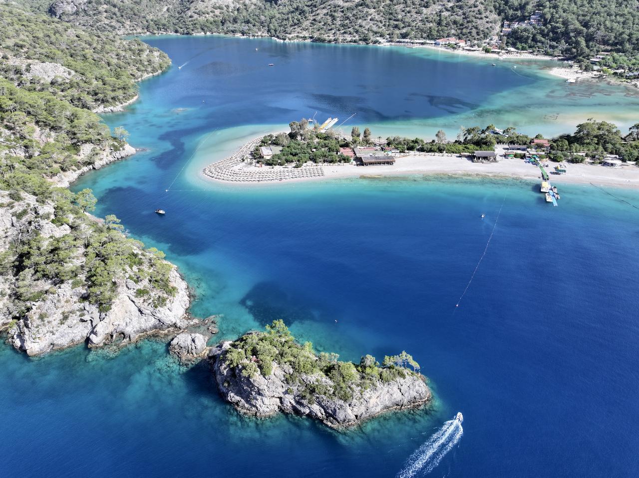 A general view of Kumburnu Beach, the first blue flag beach of the country, at Oludeniz, in Fethiye, Mugla, Türkiye, May 23, 2025. (AA Photo)