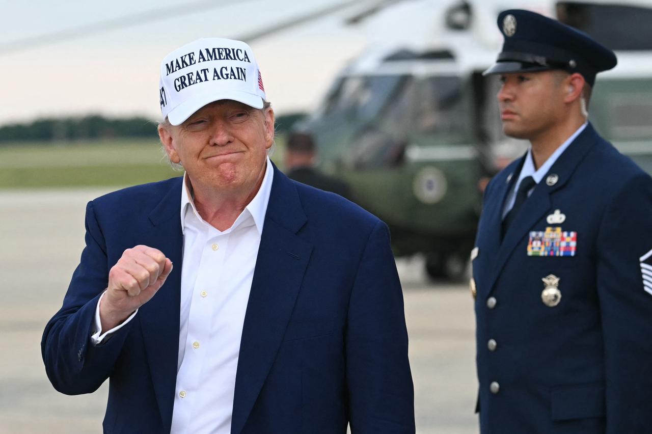 US President Donald Trump makes a fist as he disembarks from Air Force One upon arrival at Joint Base Andrews in Maryland, May 25, 2025. (AFP Photo)