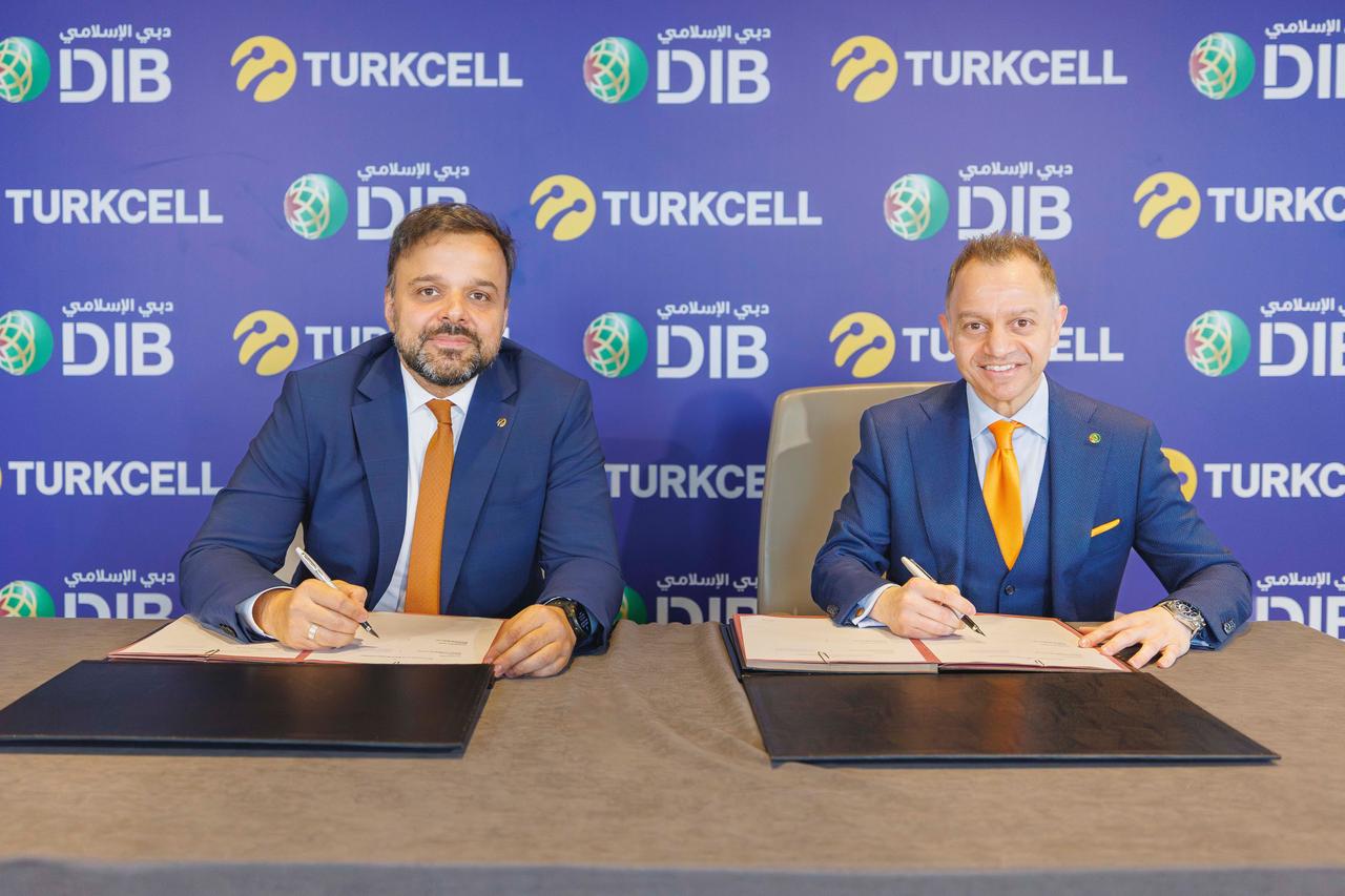 Turkcell CEO Ali Taha Koc (left) and Dubai Islamic Bank Group CEO Adnan Chilwan (right) sign a $150 million murabaha financing agreement in Istanbul, Türkiye on May 26, 2025. (AA Photo)