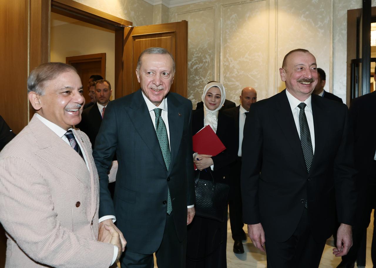 LACHIN, AZERBAIJAN - MAY 28: (----EDITORIAL USE ONLY - MANDATORY CREDIT - TURKISH PRESIDENCY / MURAT CETINMUHURDAR / HANDOUT - NO MARKETING NO ADVERTISING CAMPAIGNS - DISTRIBUTED AS A SERVICE TO CLIENTS----) Turkish President Recep Tayyip Erdogan (C), Azerbaijani President Ilham Aliyev (R) and Pakistani Prime Minister Shehbaz Sharif (L) hold a trilateral meeting in Lachin, Azerbaijan, on May 28, 2025. ( TUR Presidency/Murat Cetinmuhurdar - Anadolu Agency )