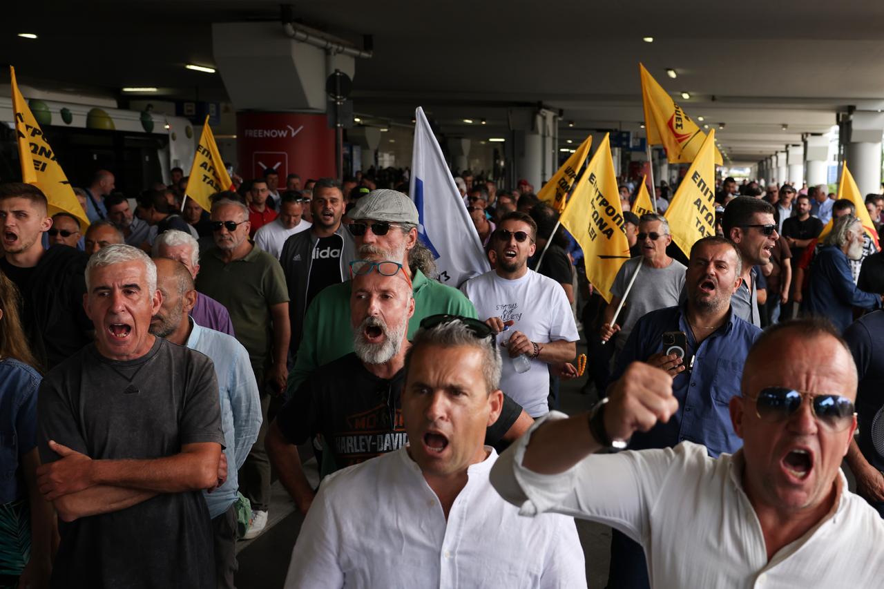 Taxi drivers hold a demonstration at Eleftherios Venizelos International Airport during a 48-hour taxi strike in Athens, Greece, May 28, 2025. (AA Photo)
