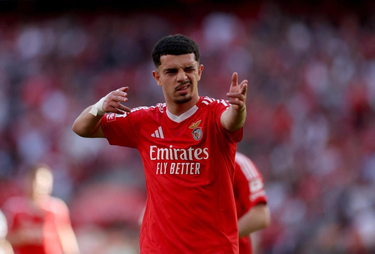 Benficas Swiss forward #07 Zeki Amdouni celebrates scoring his teams third goal during the Portuguese League football match between SL Benfica and AVS Futebol SAD at the Luz stadium in Lisbon, on April 27, 2025. (AFP Photo)