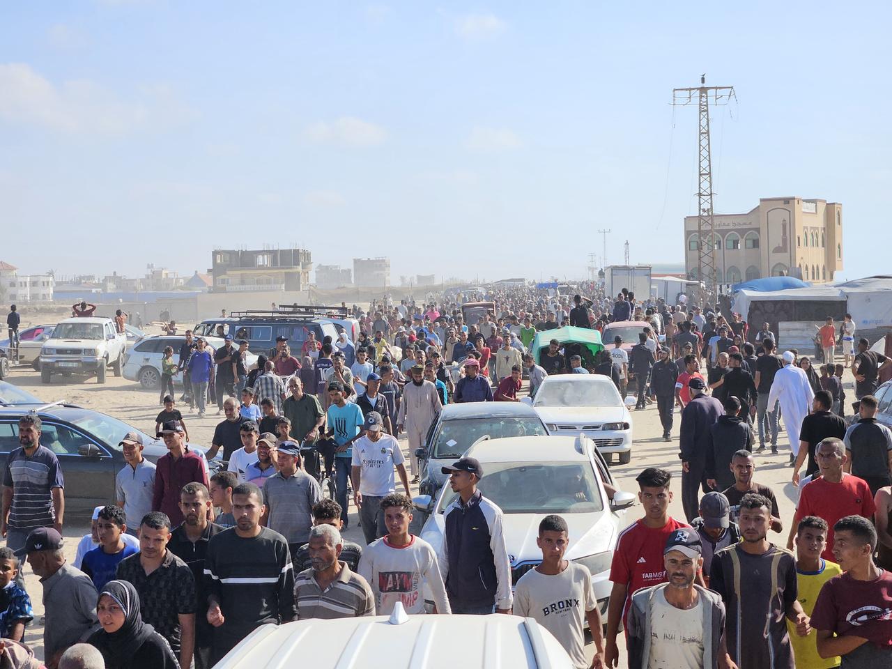 RAFAH, GAZA STRIP - MAY 27: Thousands of Palestinians cause a stampede at a humanitarian aid distribution point controlled by the  Gaza Humanitarian Foundation  in southern Gaza, on May 27, 2025. ( Hani Alshaer - Anadolu Agency )