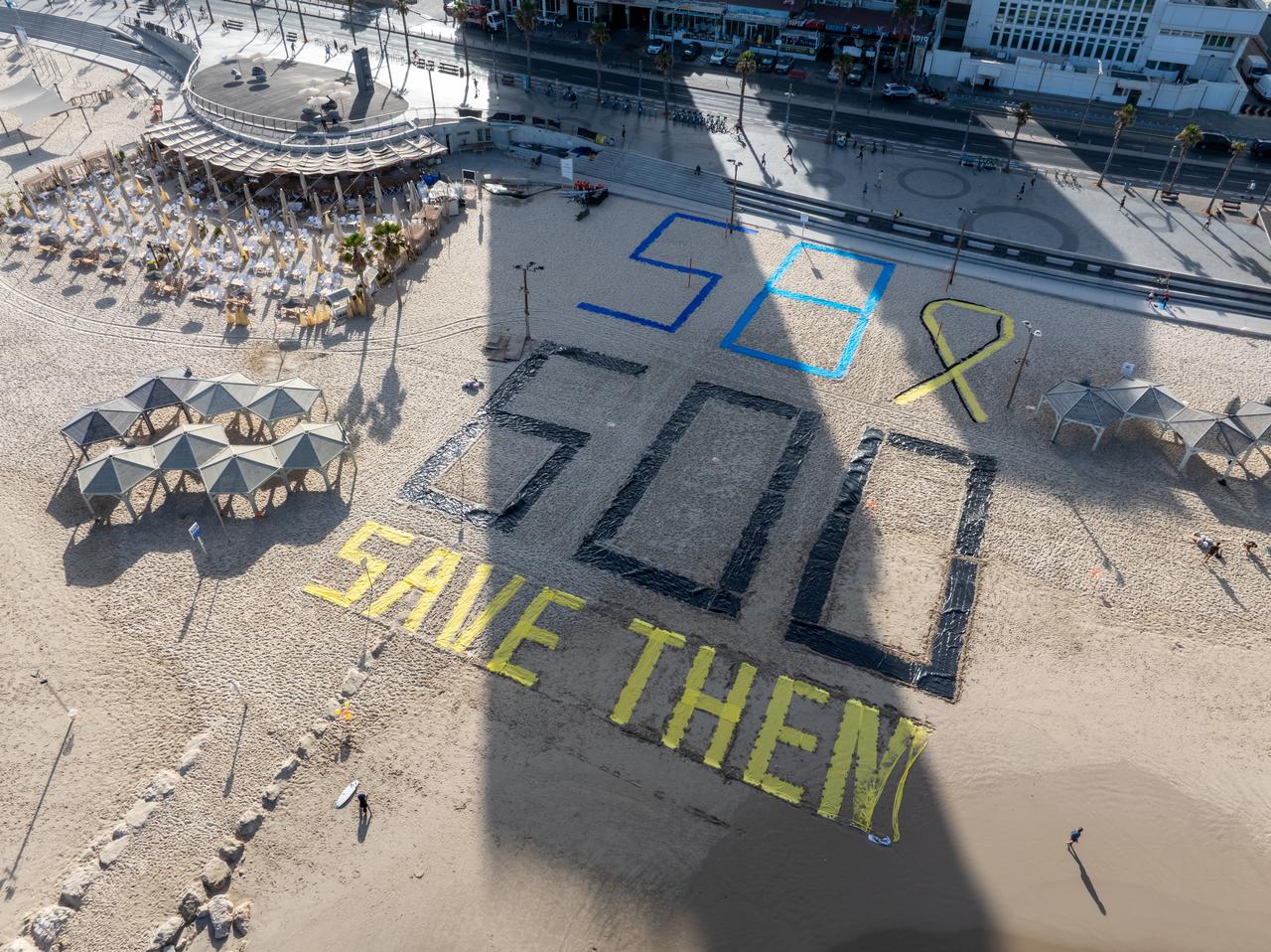 TEL AVIV, ISRAEL - MAY 28: Israelis gather to mark the 600th day of the war in front of the US Embassy building and demonstrate demanding an end to the war in Gaza and the return of 58 Israeli hostages from Gaza in the coastal area of Tel Aviv, Israel on May 28, 2025. Israelis complained to US President Donald Trump about Prime Minister Benjamin Netanyahu and the Israeli government and demanded that Trump put pressure on Netanyahu. ( Yair Palti - Anadolu Agency )
