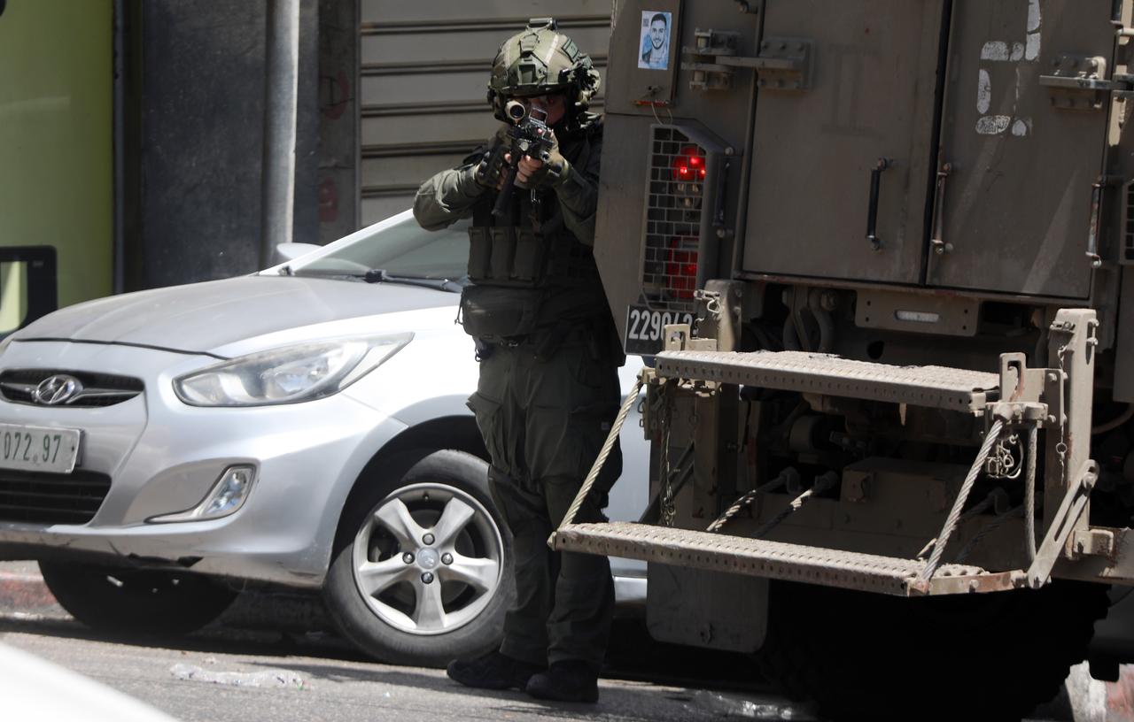 HEBRON, WEST BANK - MAY 27: Israeli forces take security measures as the army forces raid the branches of an exchange office on several locations in Hebron, West Bank on May 27, 2025. Israeli soldiers raided and confiscated many documents and electronic devices during searches at currency exchange shops. ( Mamoun Wazwaz - Anadolu Agency )