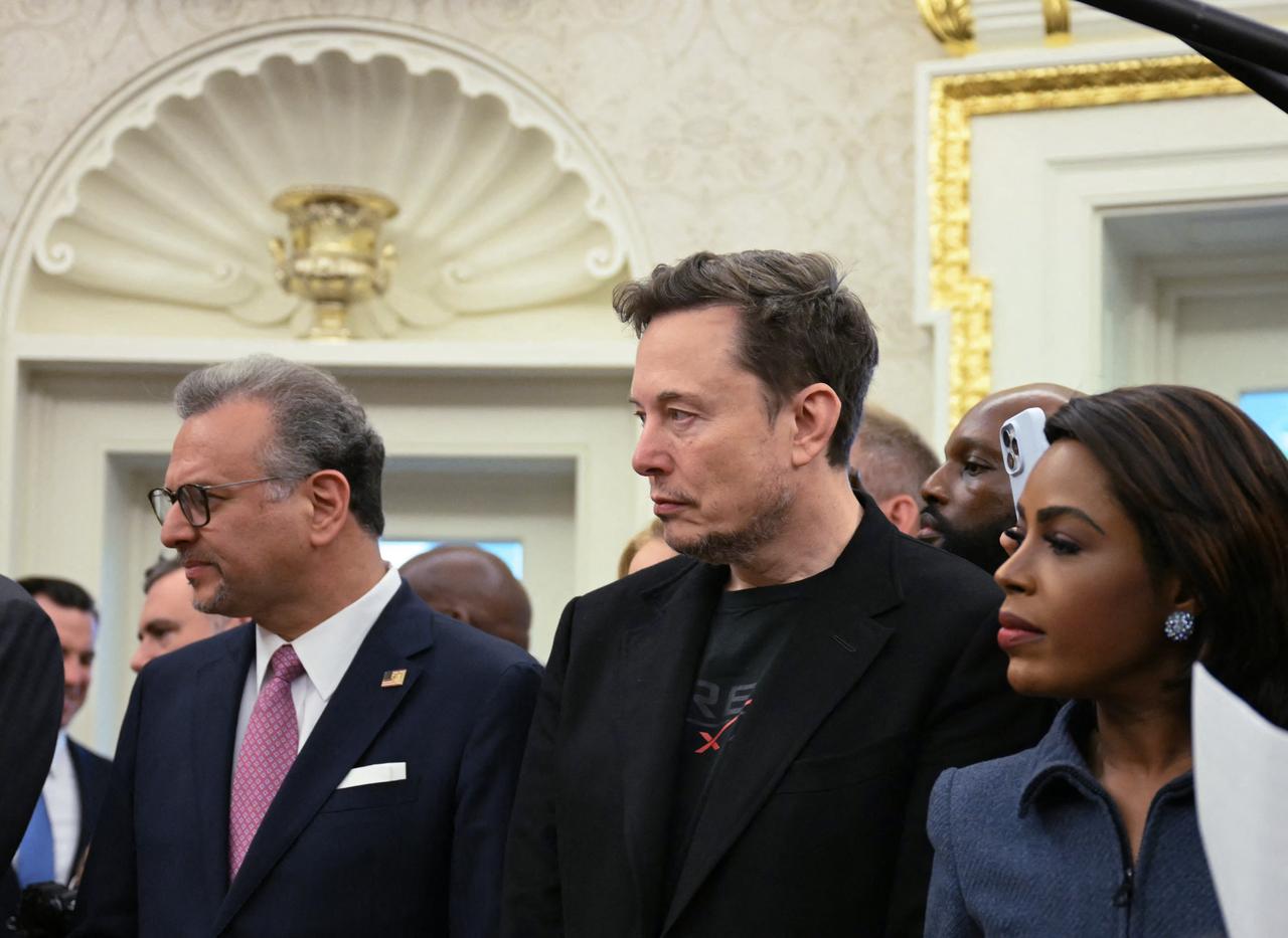 Co-leader of the Department of Government Efficiency Elon Musk (C) looks on as US President Donald Trump meets with South African President Cyril Ramaphosa in the Oval Office of the White House in Washington, DC, on May 21, 2025. (AFP Photo)