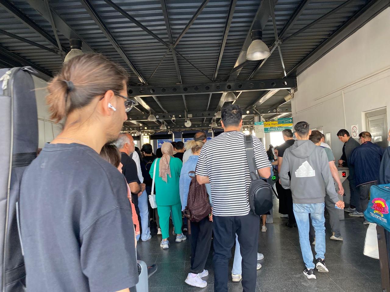 29 Mayıs 2025'te Izmir, Türkiye'deki 23.000'den fazla belediye işçisi tarafından toplu grev nedeniyle otobüs hizmetleri durdurulurken taşıtlar bir metro istasyonuna girer. (IHA Photo)