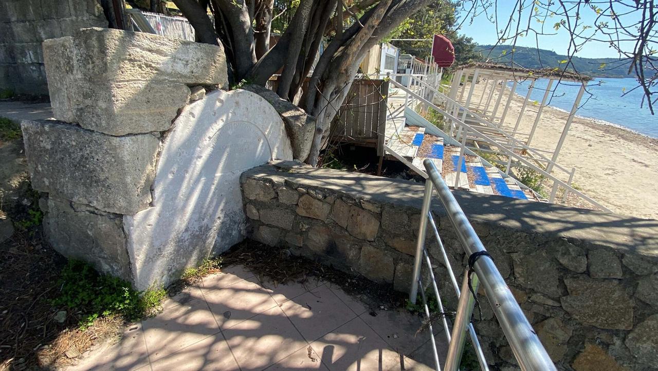 The stone of the historic fountain, which belongs to the world
