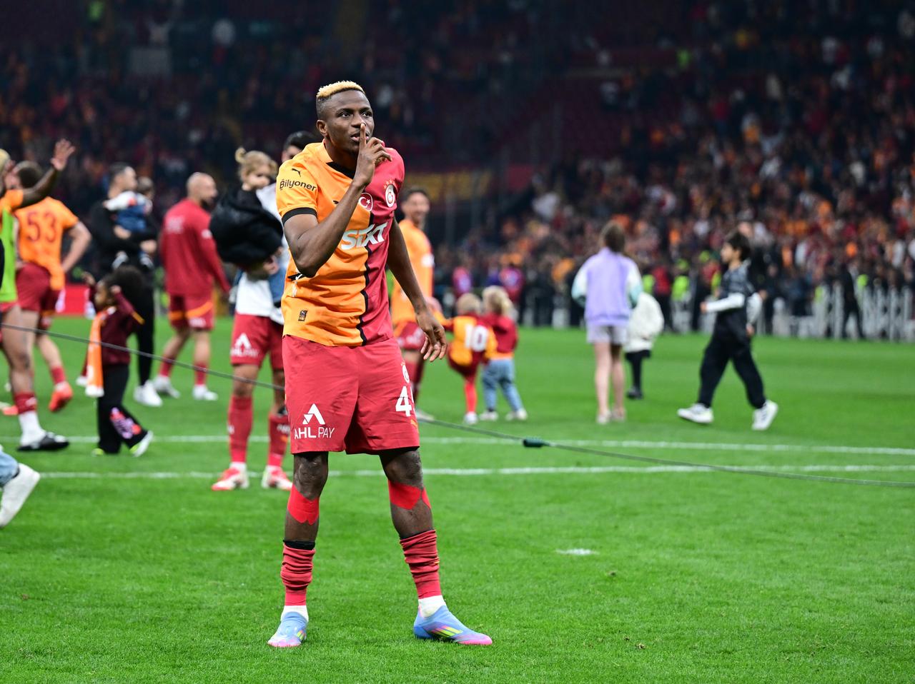 Trendyol Süper Ligin 34. haftas?nda Galatasaray ile Net Global Sivasspor tak?mlar? RAMS Parkta kar??la?t?. Galatasaray oyuncusu Victor Osimhen kar??la?ma sonras? galibiyet sevinci ya?ad?. ( Abdülhamid Ho?ba? - Anadolu Ajans? )