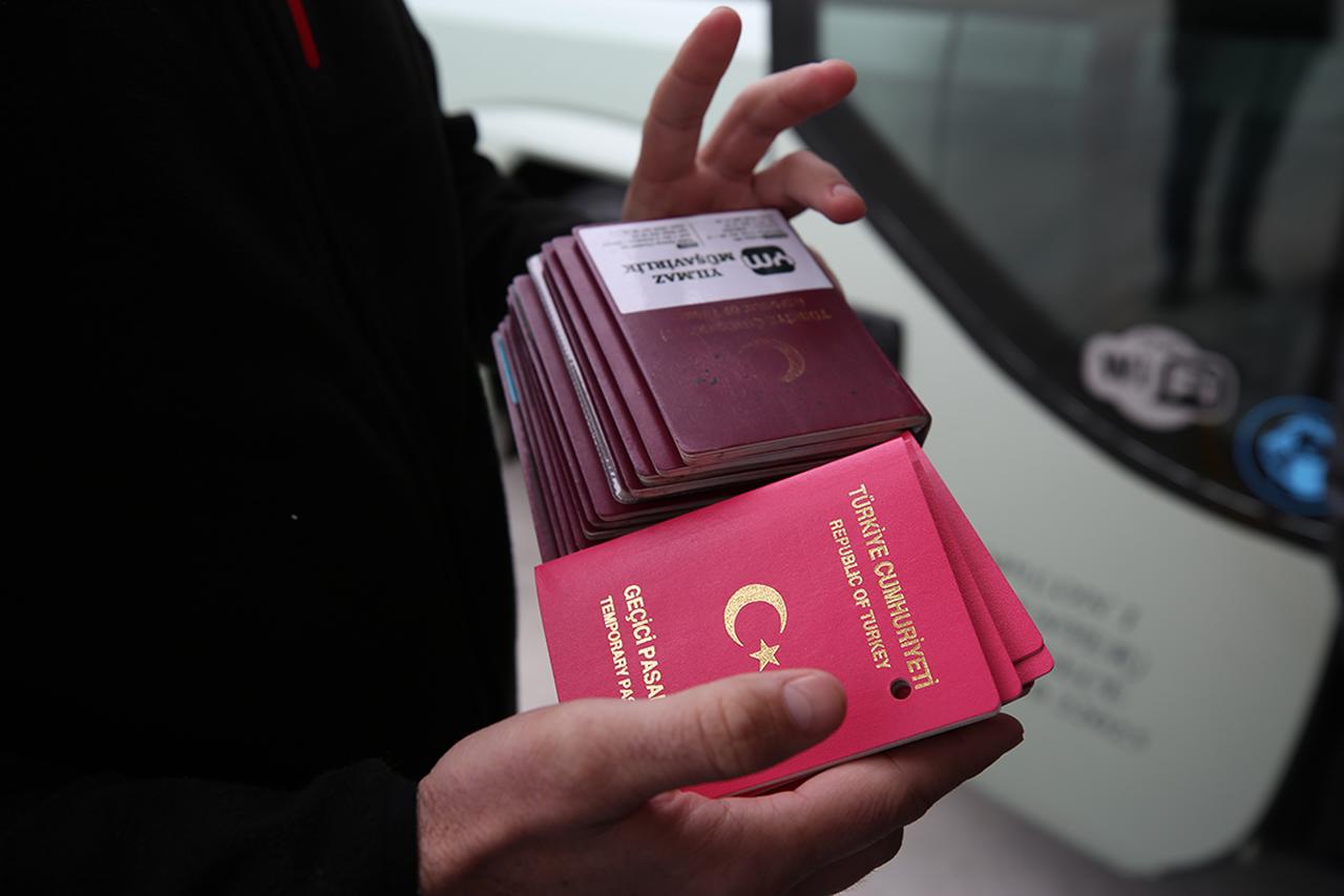 Yunanistan?n Igoumenitsa Liman?ndan ?talyan?n Brindisi Liman?na seyrederken yang?n ç?kan feribottan kurtar?lan Türk vatanda?lar? Türkiyeye getirildi. Pasaportu kaybolanlar için geçici pasaport düzenlendi. ( Salih Baran - Anadolu Ajans? )