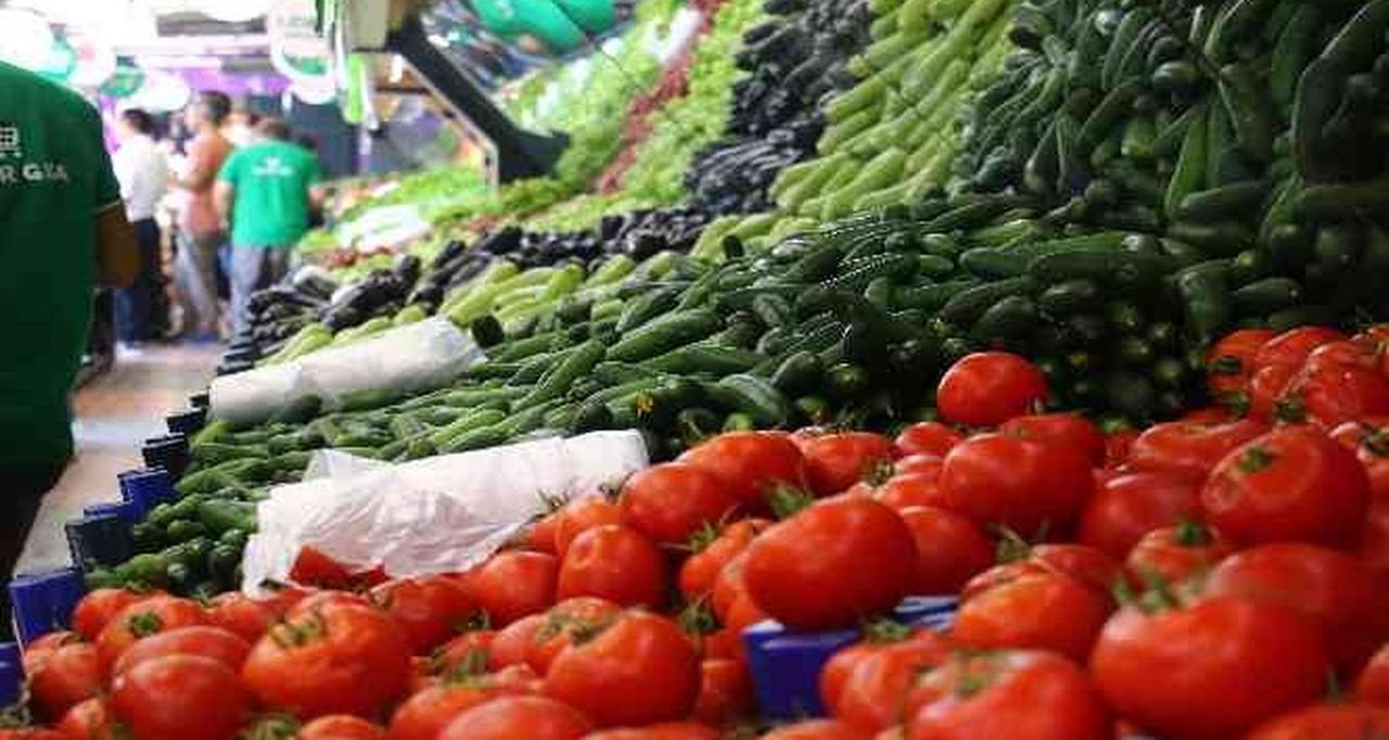 Fresh vegetables including tomatoes, cucumbers, and eggplants are displayed at a local market in Türkiye, accessed on May 30, 2025. (IHA Photo)