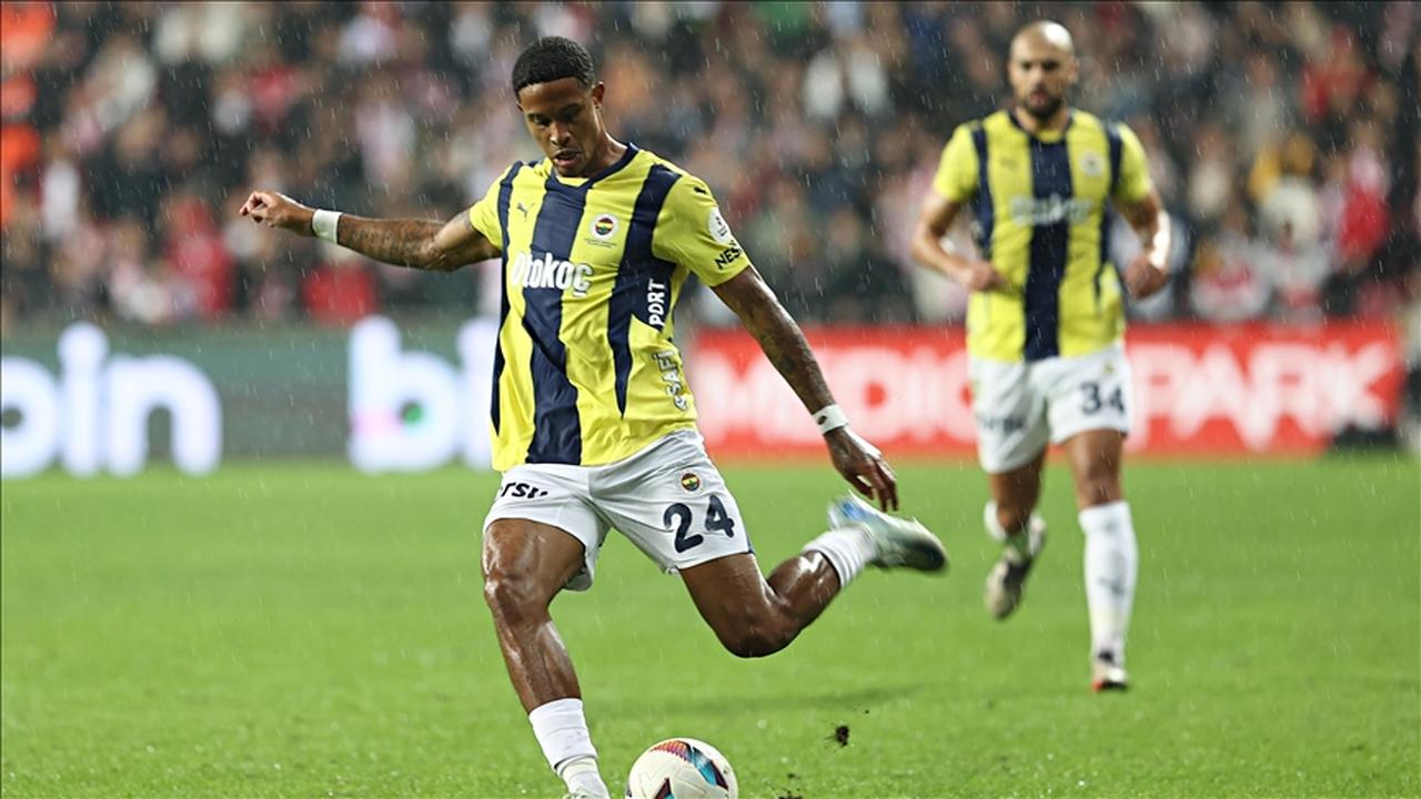 Fenerbahce defender Jayden Oosterwolde in action during the match. (AA Photo)