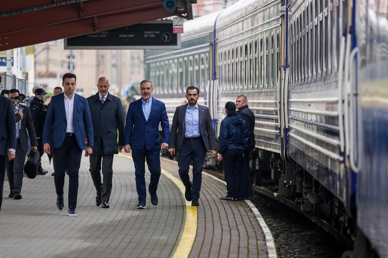 PRZEMYSL, POLAND - MAY 29: Turkish Foreign Minister Hakan Fidan (3rd L) takes the train for his travel to Kyiv from Przemysl Glowny railway station in Przemysl, Poland on May 29, 2025. ( Ömer Taha Çetin - Anadolu Agency )