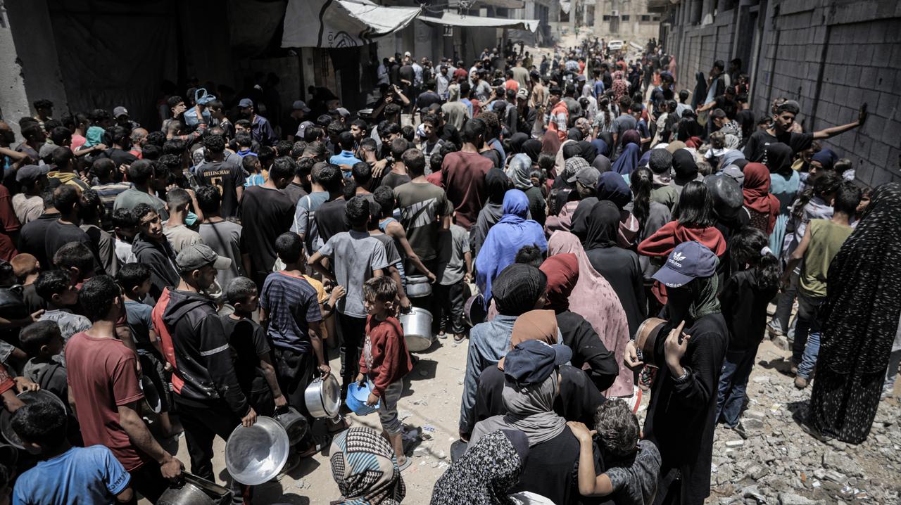 GAZA CITY, GAZA - MAY 27:  Displaced Palestinians line up in long queues to receive food distributed by aid organizations at Sheikh Radwan neighborhood in. Gaza City, Gaza on May 27, 2025 The situation highlights the growing desperation and urgent need for humanitarian assistance in the besieged enclave. ( Ahmed Jihad Ibrahim Al-arini - Anadolu Agency )