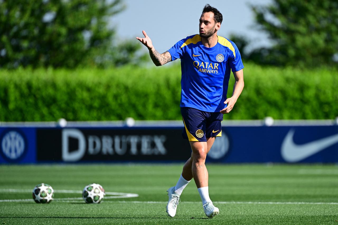 Inter Milan's Turkish midfielder #20 Hakan Calhanoglu gestures during a training session as part of the club's media day ahead of the UEFA Champions League final football match against Paris Saint-Germain (PSG), in Appiano Gentile, on May 26, 2025. (AFP Photo)