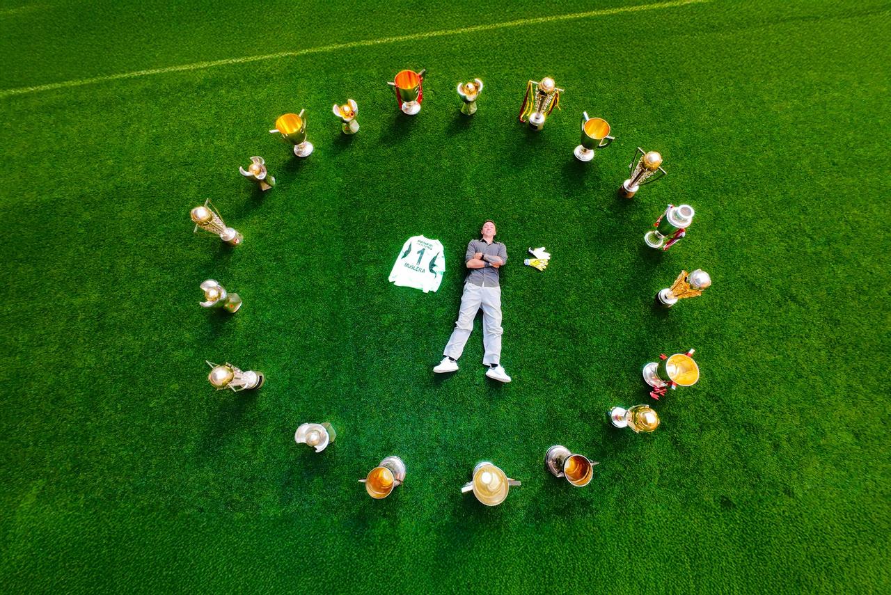Galatasarays Uruguayan goalkeeper Fernando Muslera lies in the center of the pitch, with his gloves on one side and his jersey on the other, symbolizing his 19-trophy legacy at the club, Istanbul, Türkiye, May 29, 2025. (@Galatasaray via X)