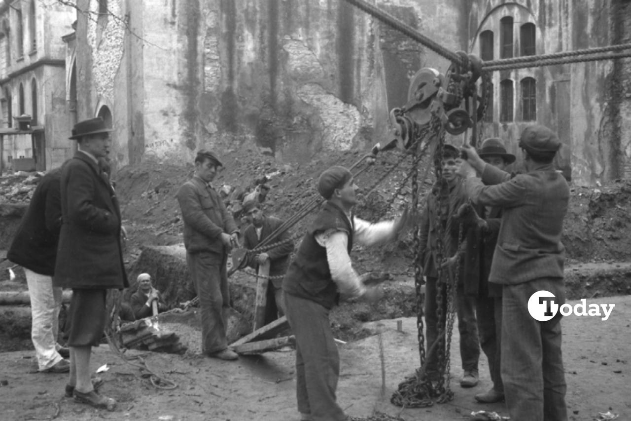 Crane set up for archaeological works at Hagia Sophia, Istanbul, Türkiye. (Photo via German Archaeological Institute Archives, D-DAI-IST-KB1203)