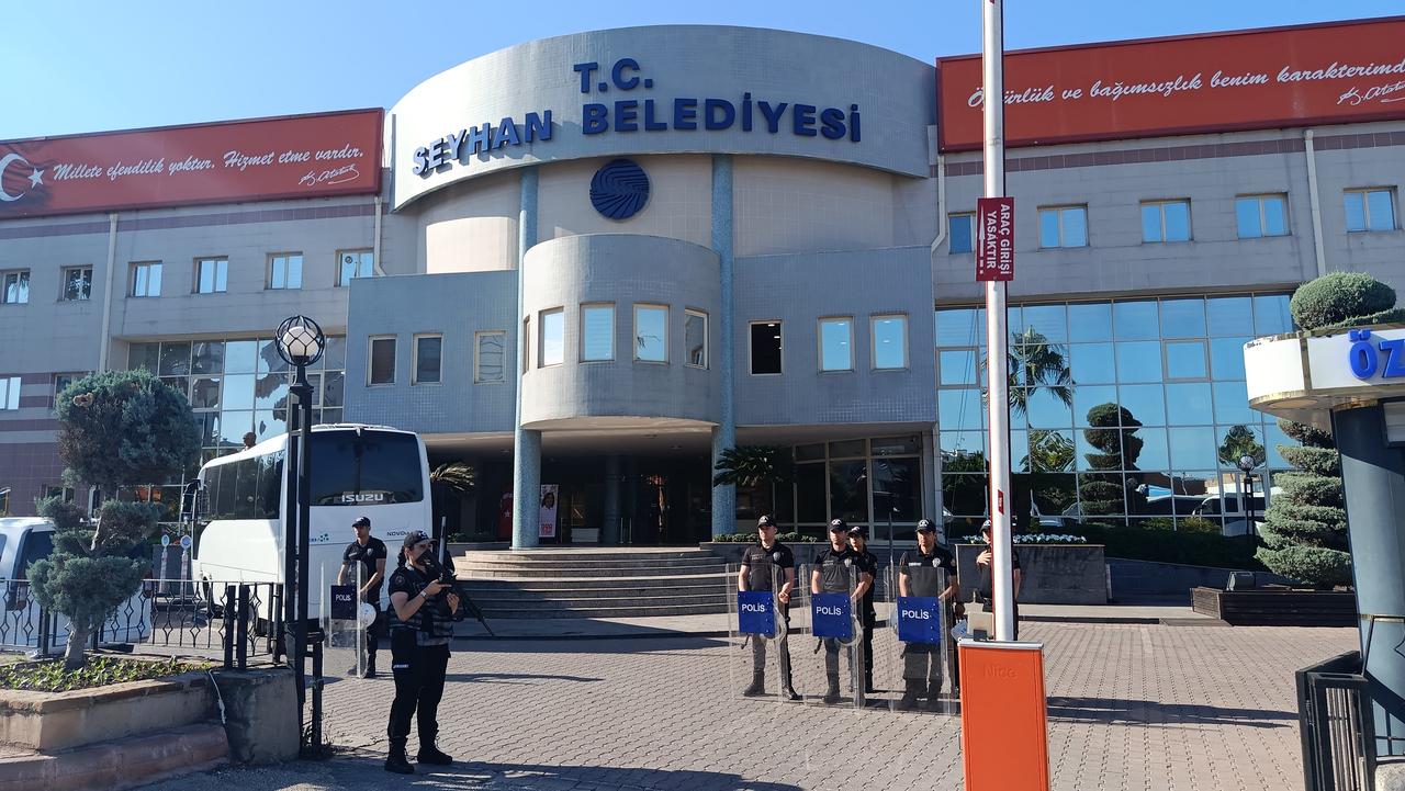 An operation was carried out in the early morning hours targeting the Seyhan and Ceyhan municipalities in Adana, based in Istanbul. (IHA Photo)