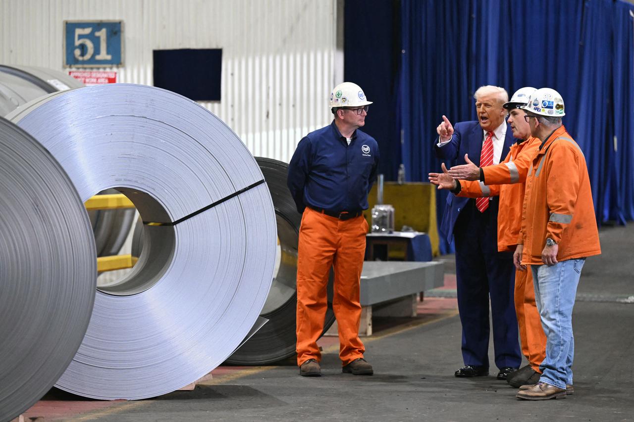 US President Donald Trump (2L) tours US Steel - Irvin Works in West Mifflin, Pennsylvania, on May 30, 2025. (AFP Photo)