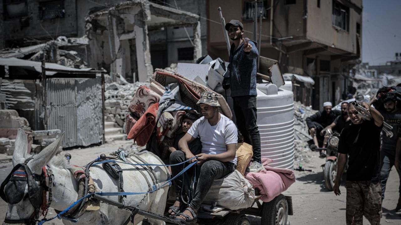 JABALIA, GAZA - MAY 30: Palestinians, carrying their personal belongings, try to fled to safer areas to escape from Israeli attacks on Jabalia Refugee Camp in Jabalia, Gaza on May 30, 2025. Residents moved away from the conflict zones in vehicles, horse-drawn carriages and on foot. ( Ahmed Jihad Ibrahim Al-arini - Anadolu Agency )
