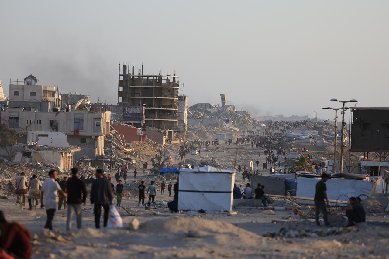 GAZA CITY, GAZA - MAY 30: Displaced Palestinians continue to migrate south on foot via Al-Rashid road as Palestinians, who live in makeshift tents set up on the shore, continue their lives under difficult conditions in the Gaza Strip, where Israel continues its attacks, on May 30, 2025.  ( Dawoud Abo Alkas - Anadolu Agency )