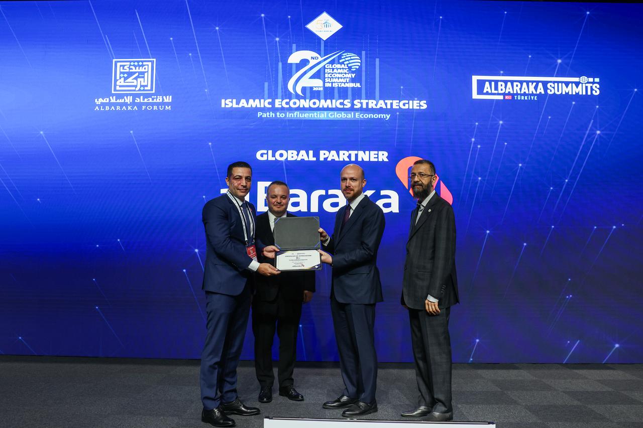 Delegates pose with a certificate during the Second Global Islamic Economy Summit in Istanbul, held at the Istanbul Financial Center in Türkiye, on May 30, 2025. Among them is Bilal Erdogan, Vice Chairman of Ibn Haldun University’s Board of Trustees. (AA Photo)