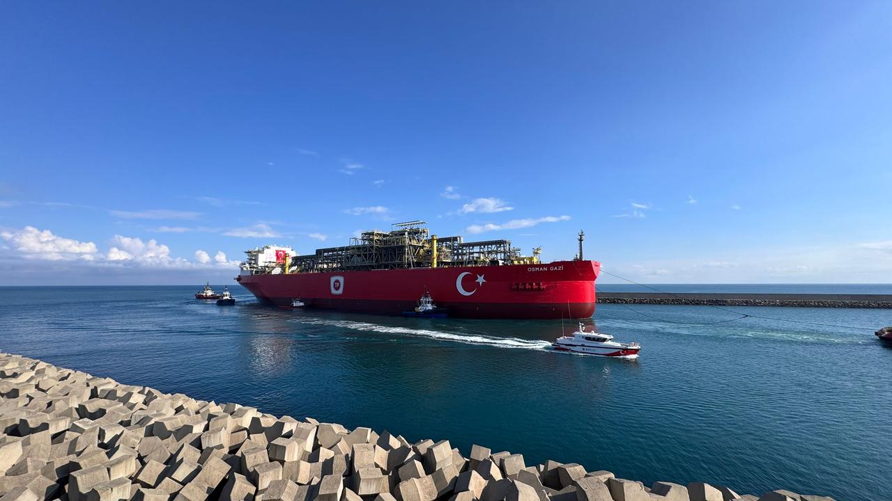 Osman Gazi vessel, Turkiye's first Floating Production Unit (FPU) arrives at Filyos Port in Zonguldak, Türkiye on May 31, 2025. (AA Photo)