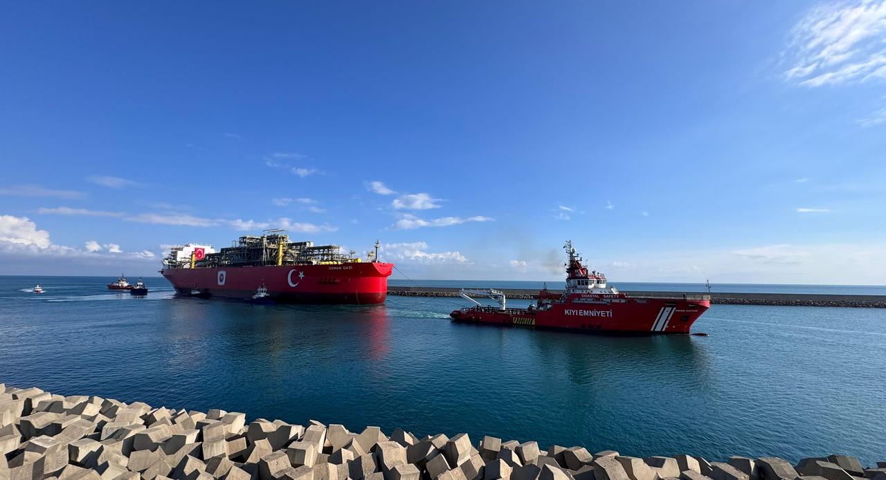 Osman Gazi vessel, Turkiye's first Floating Production Unit (FPU) arrives at Filyos Port in Zonguldak, Türkiye on May 31, 2025. (AA Photo)