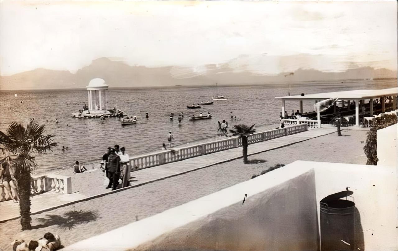 A 1960s photograph of the Virgins Monument in Maltepe, Istanbul shows the monument in the sea. (Photo via tarihi.ist)