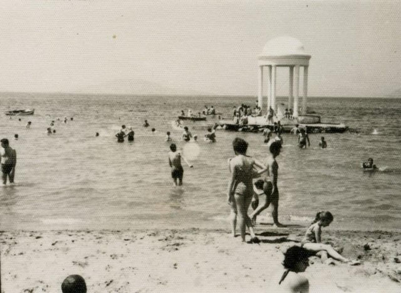 A 1960s photograph of the Virgins Monument in Maltepe, Istanbul shows the monument in the sea. (Photo via tarihi.ist)