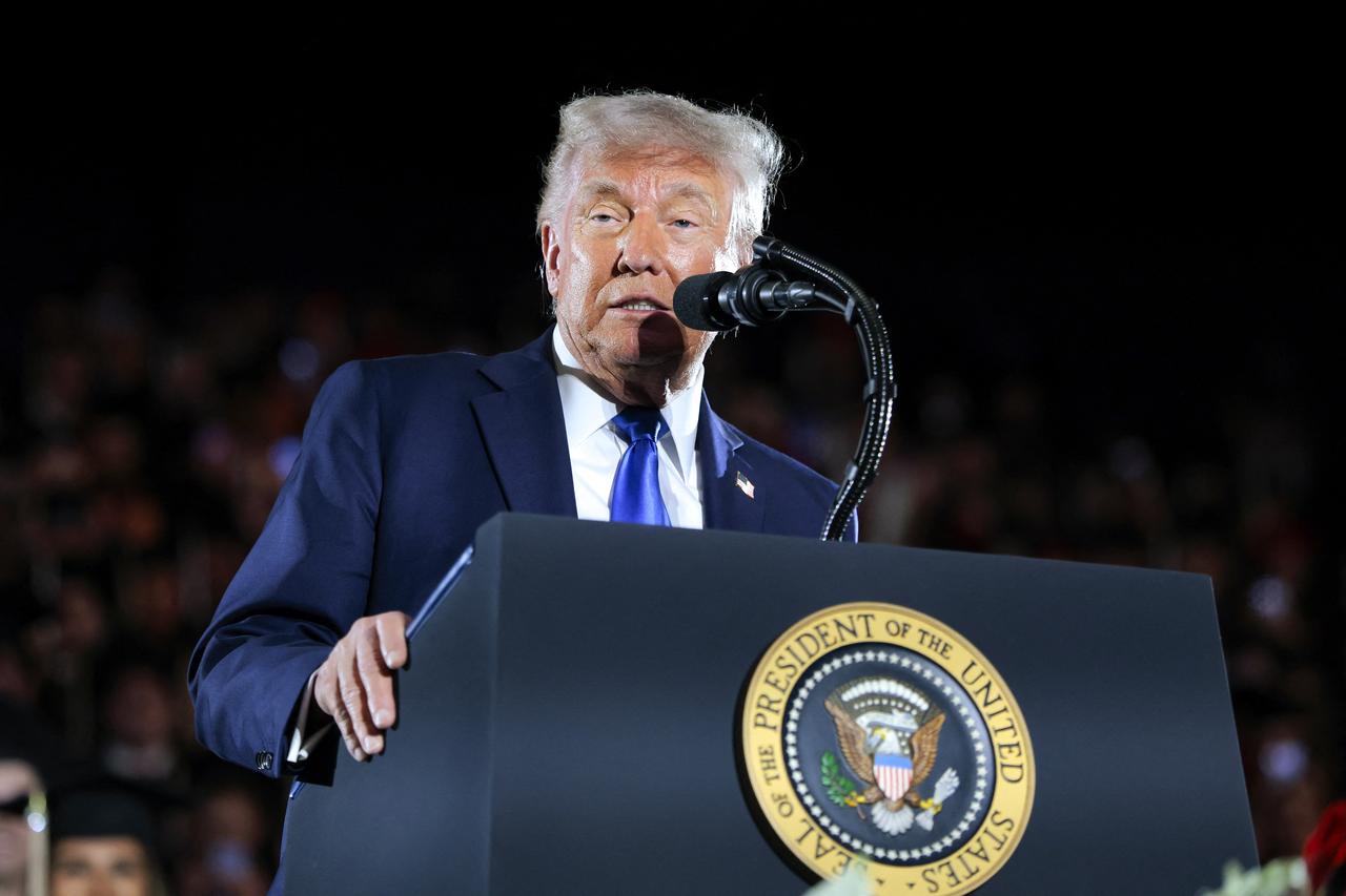 TUSCALOOSA, ALABAMA - MAY 01: U.S. President Donald Trump delivers remarks to graduating students at the Coleman Coliseum at the University of Alabama on May 01, 2025 in Tuscaloosa, Alabama. Trumps remarks come the day before commencement ceremonies.   Anna Moneymaker/Getty Images/AFP (Photo by Anna Moneymaker / GETTY IMAGES NORTH AMERICA / Getty Images via AFP)