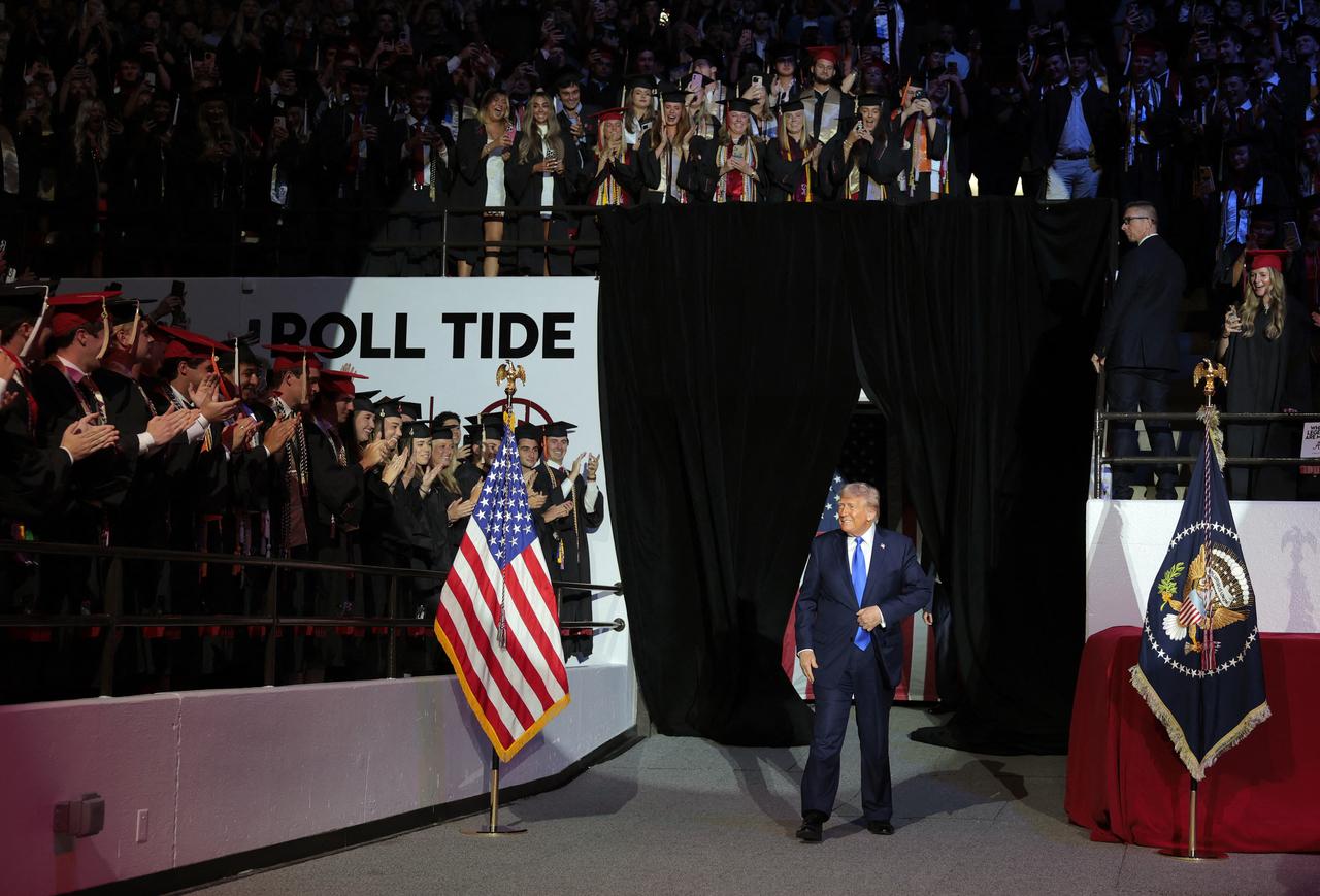 TUSCALOOSA, ALABAMA - MAY 01: U.S. President Donald Trump delivers remarks to graduating students at the Coleman Coliseum at the University of Alabama on May 01, 2025 in Tuscaloosa, Alabama. Trumps remarks come the day before commencement ceremonies.   Anna Moneymaker/Getty Images/AFP (Photo by Anna Moneymaker / GETTY IMAGES NORTH AMERICA / Getty Images via AFP)