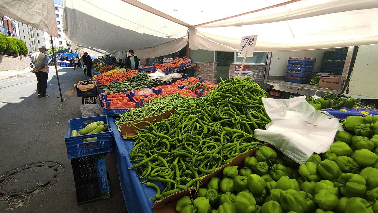 Green peppers and other fresh vegetables are displayed at a street market in Istanbul, Türkiye, accessed on May 5, 2025. (AA Photo)