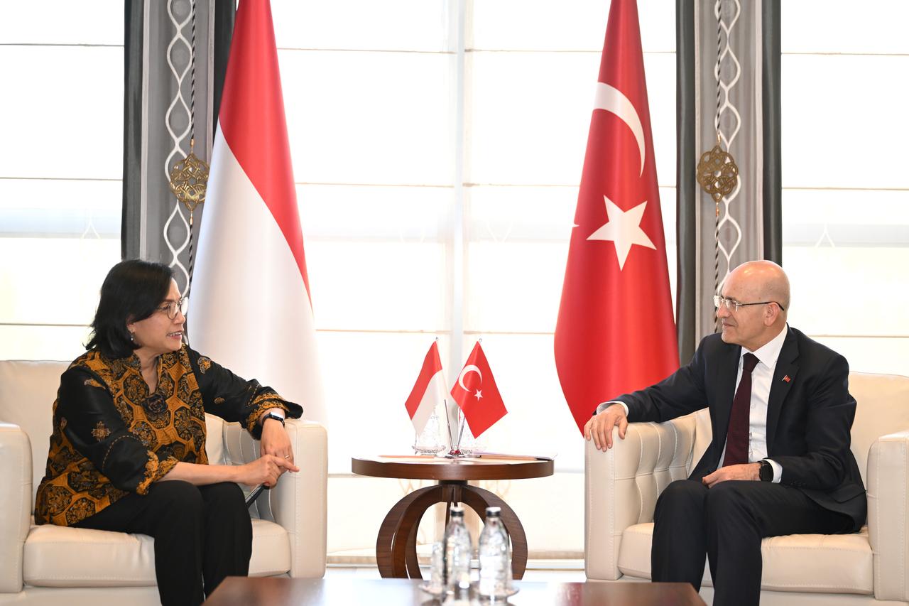 Turkish Treasury and Finance Minister Mehmet Simsek (R) meets with Indonesian Finance Minister Sri Mulyani Indrawati (L) in Ankara, Türkiye on May 5, 2025. (AA Photo)