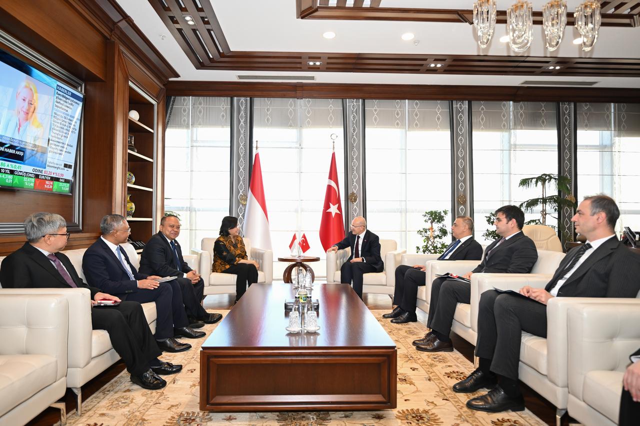Turkish Treasury and Finance Minister Mehmet Simsek (4th R) meets with Indonesian Finance Minister Sri Mulyani Indrawati (4th L) in Ankara, Türkiye on May 5, 2025. (AA Photo)