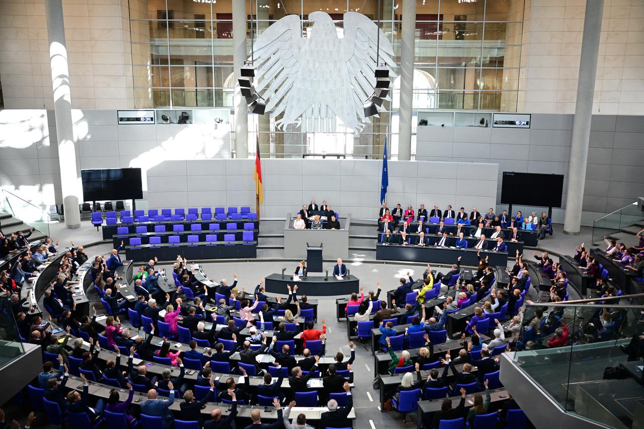Delegates raise their hands as they vote to prepone the second round of voting during a session at the Bundestag (lower house of parliament), as MPs are to elect Germany's next Chancellor, in Berlin on May 6, 2025. (AFP Photo)