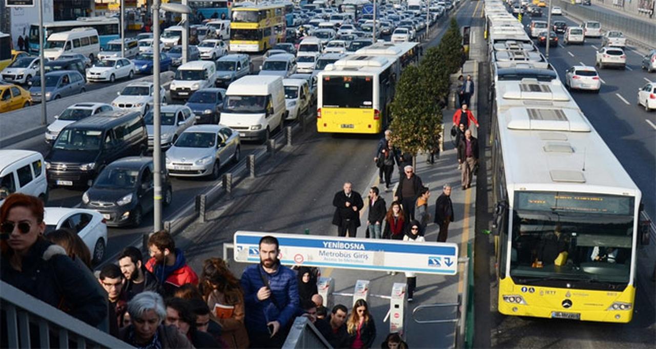 Commuters crowd a Metrobus station in Istanbul, Türkiye, accessed on May 6, 2025. (IHA Photo)