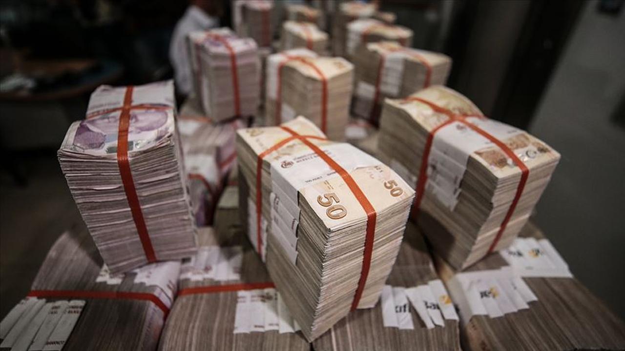 File photo shows stacks of Turkish lira banknotes, accessed on May 6, 2025. (AA Photo)