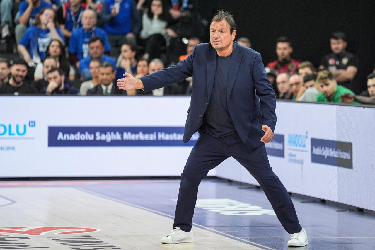 Panathinaikos AKTOR head coach Ergin Ataman gives instructions to his players during the Turkish Airlines EuroLeague Playoff Game 4 between Anadolu Efes and Panathinaikos AKTOR at the Sinan Erdem Dome Basketball Development Center in Istanbul, Türkiye on May 2, 2025. (AA Photo).