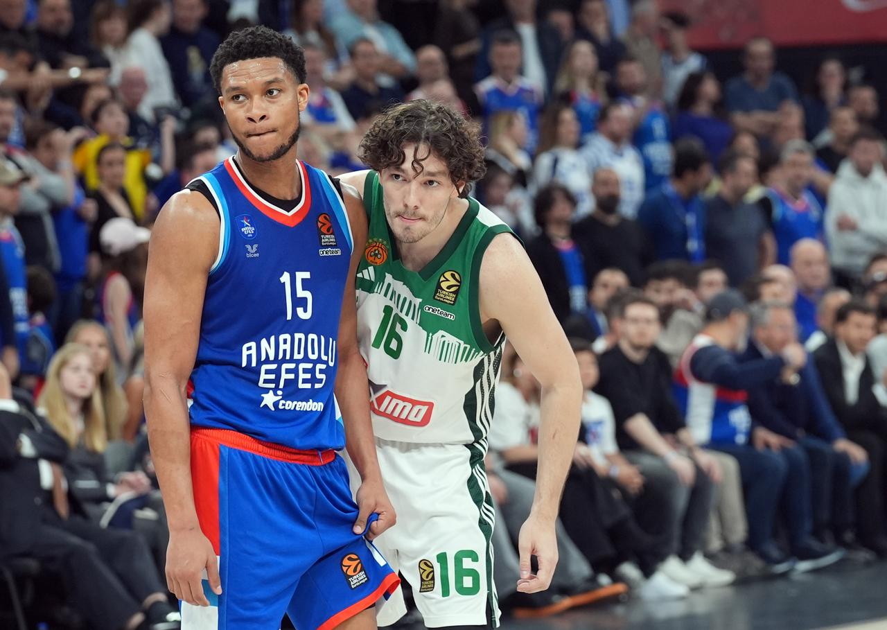 PJ Dozier (15) of Anadolu Efes in action against Cedi Osman (16) of Panathinaikos during Turkish Airlines EuroLeague play-off third game between Anadolu Efes and Panathinaikos in Istanbul, Türkiye on April 30, 2025. (AA Photo)