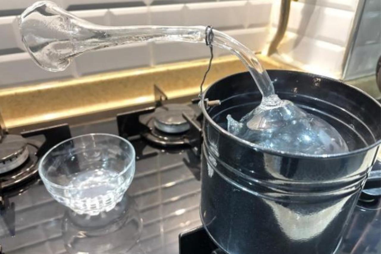 Distillation analysis of a simple alcohol denatured-water mixture using the bain-marie method, March 29, 2025. (Photo via Ugur Ozyilmaz/Omur Dunya Cakmakli)