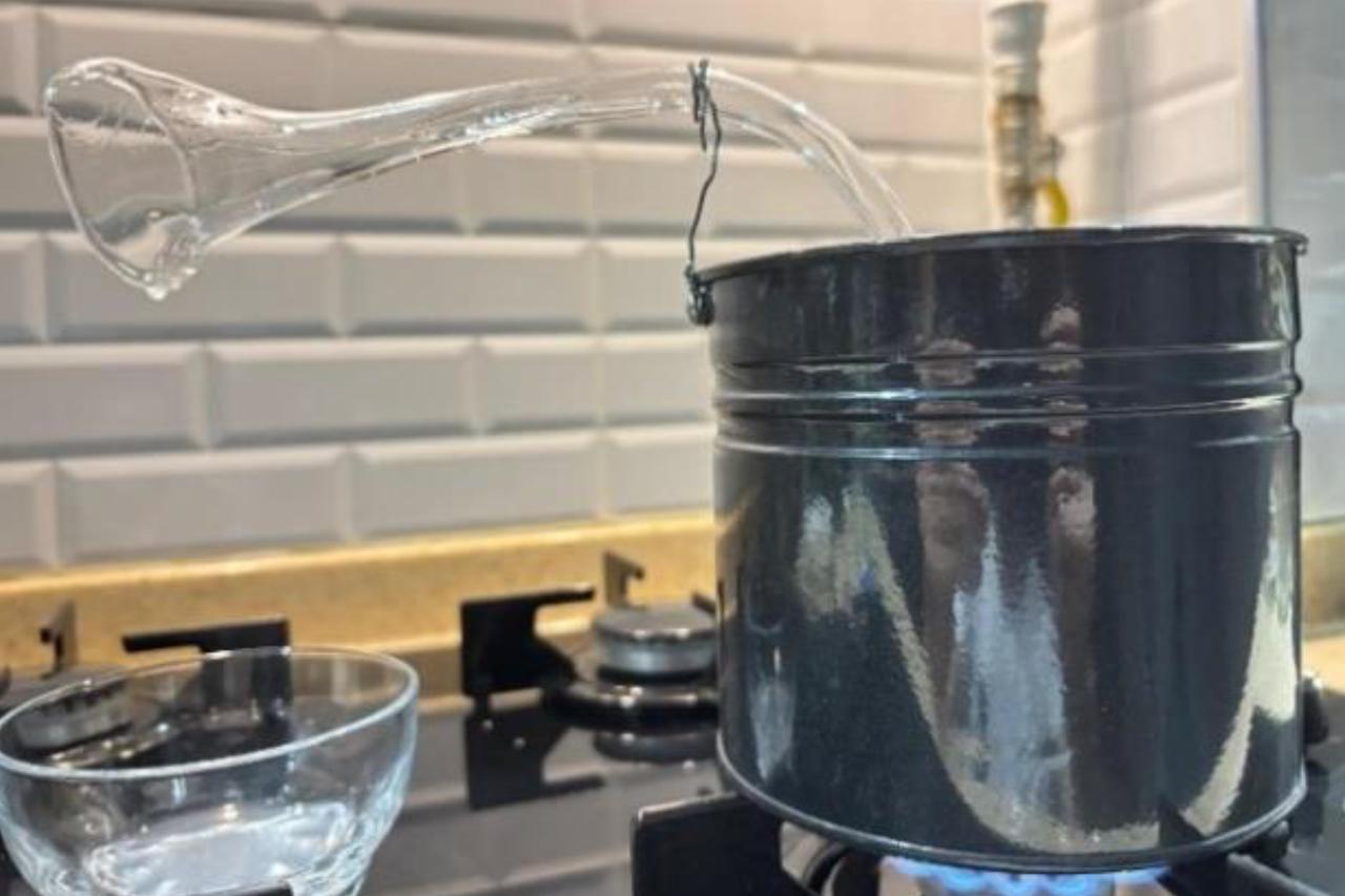Distillation analysis of a simple alcohol denatured-water mixture using the bain-marie method, March 29, 2025. (Photo via Ugur Ozyilmaz/Omur Dunya Cakmakli)