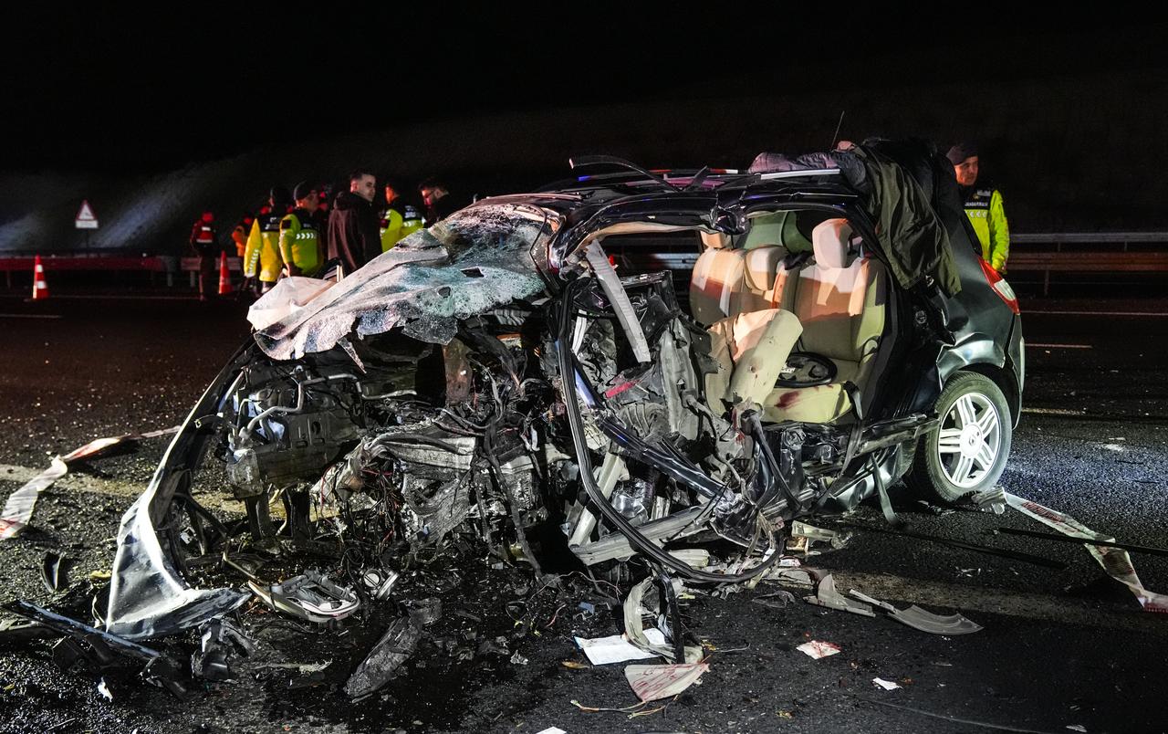 Authorities examine the wreckage after a deadly collision on the Ankara-Nigde highway in Türkiye, on May 7, 2025. (AA Photo)