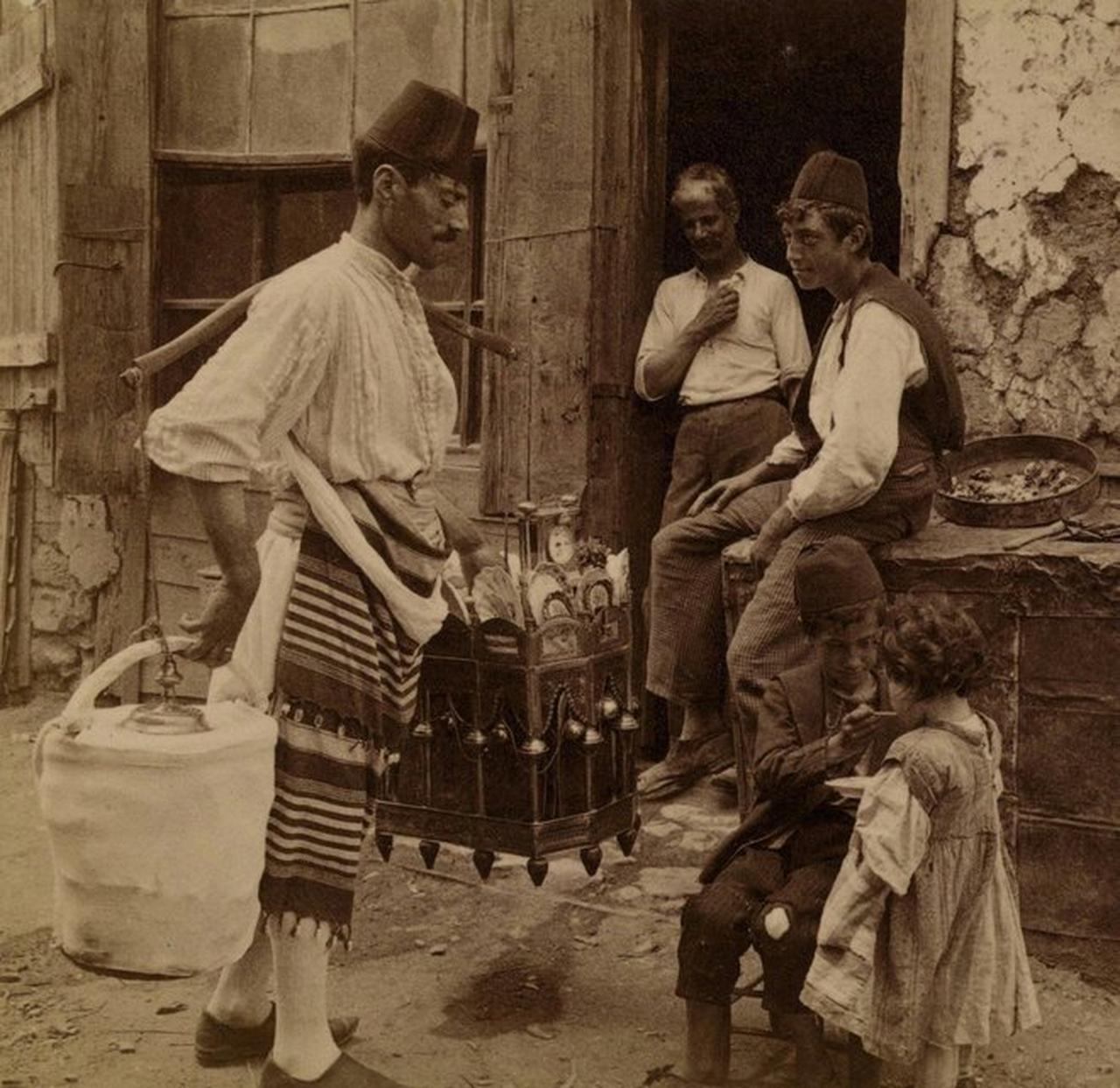 A traveling ice cream vendor during the Ottoman period. (Photo via Fikriyat)