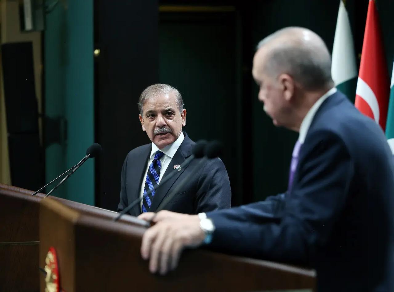 President Recep Tayyip Erdogan and Pakistani PM Shehbaz Sharif hold a joint press conference after their meeting at the Presidential Complex in Ankara, Türkiye on April 22, 2025. (AA Photo)