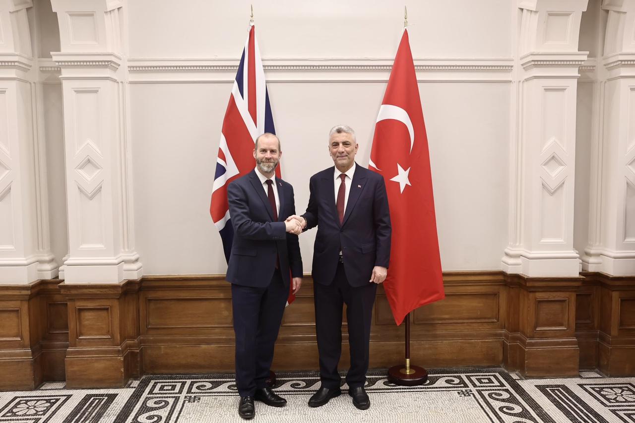 UK Trade Secretary Jonathan Reynolds and Türkiye’s Trade Minister Omer Bolat pose for a photo following their official meeting in London, UK, on May 7, 2025. (Photo via X/omerbolatTR)