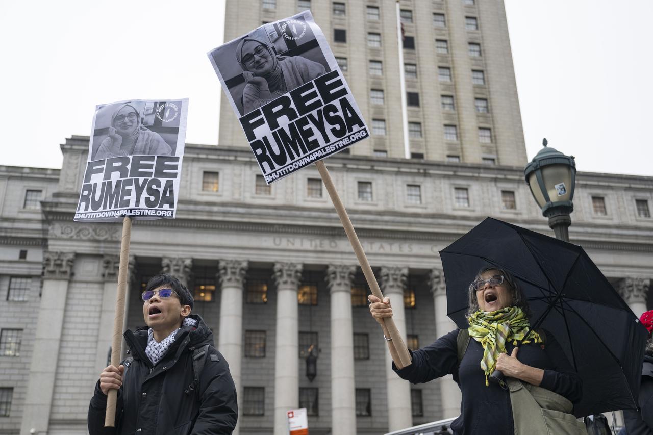 NEW YORK, UNITED STATES - MAY 06: People take part in a rally and a protest in solidarity with Rumeysa Ozturk and Mohsen Mahdawi outside New York Federal Court as the court hears the U.S. government request to appeal the decisions in their cases in New York, United States on May 06, 2025. ( Mostafa Bassim - Anadolu Agency )