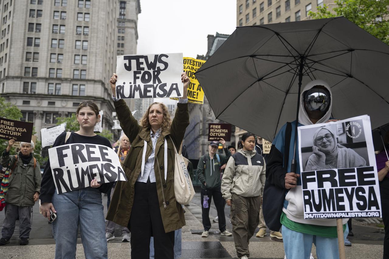 NEW YORK, UNITED STATES - MAY 06: People take part in a rally and a protest in solidarity with Rumeysa Ozturk and Mohsen Mahdawi outside New York Federal Court as the court hears the U.S. government request to appeal the decisions in their cases in New York, United States on May 06, 2025. ( Mostafa Bassim - Anadolu Agency )