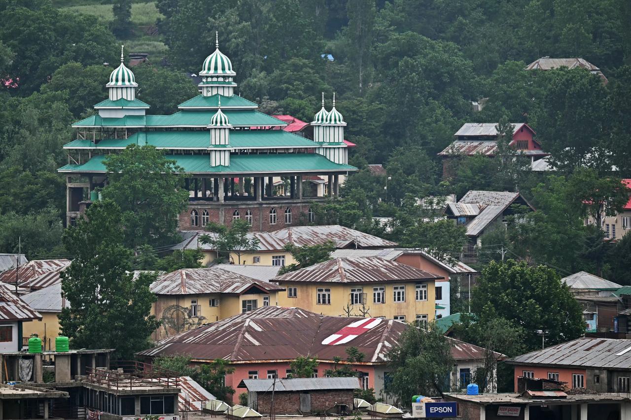 The red cross symbol over the roof of a hospital is pictured next to the Jamia Masjid Noor Mosque in Uri, about 100kms from Srinagar, India, on May 8, 2025. (AFP Photo)